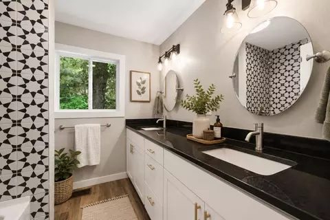 Bath - 715 E Springfield St, Aurora, MO 65605 photo 1 of 4