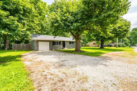 Exterior - 715 E Springfield St, Aurora, MO 65605 photo 4 of 6