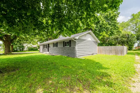 Exterior - 715 E Springfield St, Aurora, MO 65605 photo 5 of 6