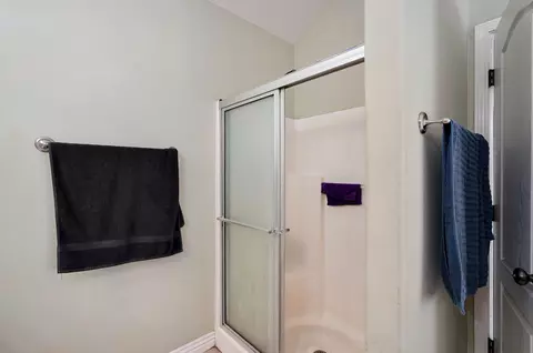 Bath - 3862 W Vincent Dr, Springfield, MO 65810 photo 2 of 3