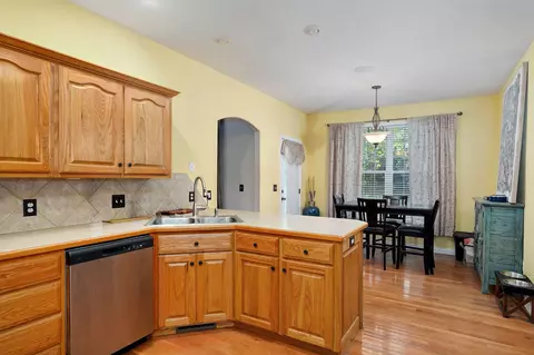 Kitchen - 3862 W Vincent Dr, Springfield, MO 65810 photo 2 of 5