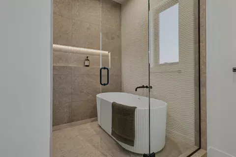 Bath - 4115 E Vintage Point Dr, Springfield, MO 65809 photo 9 of 13