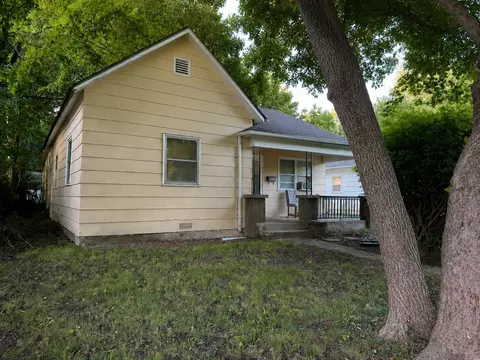 1049 E Pacific St, Springfield, MO 65803