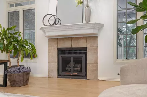 Living - 4362 E Lori Lei Ct, Springfield, MO 65809 photo 2 of 10