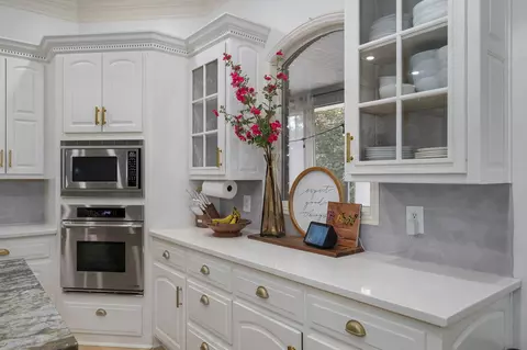 Kitchen - 4362 E Lori Lei Ct, Springfield, MO 65809 photo 5 of 9
