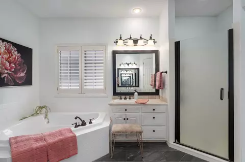 Bath - 4362 E Lori Lei Ct, Springfield, MO 65809 photo 5 of 11