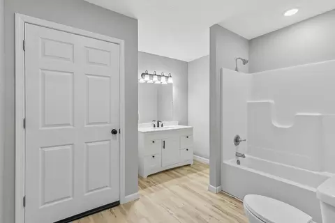Bath - 1825 N Burton Ave, Springfield, MO 65803 photo 3 of 3