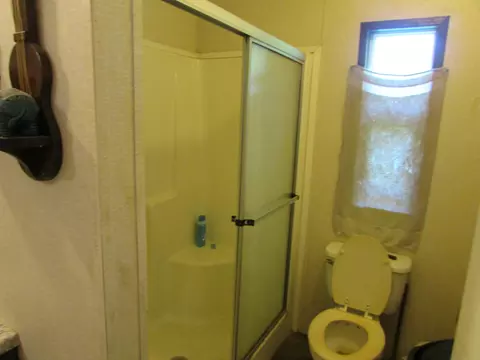 Bath - 1315 Summit Rd, Grovespring, MO 65662 photo 2 of 3