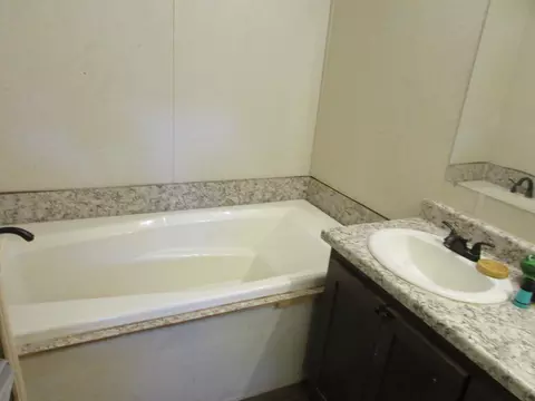 Bath - 1315 Summit Rd, Grovespring, MO 65662 photo 1 of 3