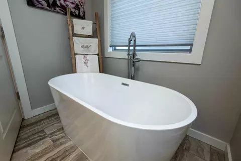 Bath - 921 E Thorndale Dr, Nixa, MO 65714 photo 1 of 3