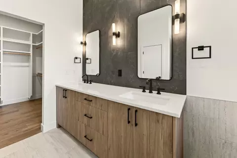 Bath - 1875 E Skyline Ave, Ozark, MO 65721 photo 6 of 7