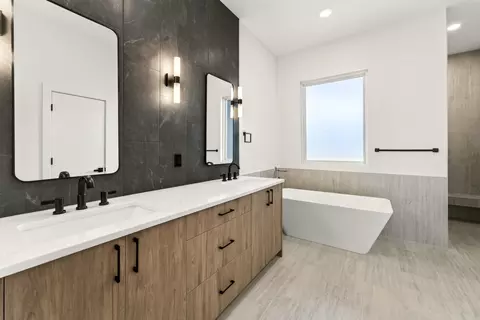 Bath - 1875 E Skyline Ave, Ozark, MO 65721 photo 5 of 7