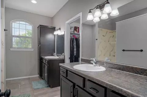 Bath - 3031 N Albertha Ave, Springfield, MO 65803 photo 2 of 5