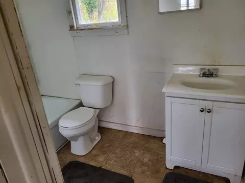 Bath - 8885 Park St, Birch Tree, MO 65438 photo 1 of 2