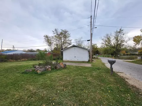 Exterior - 8885 Park St, Birch Tree, MO 65438 photo 2 of 14