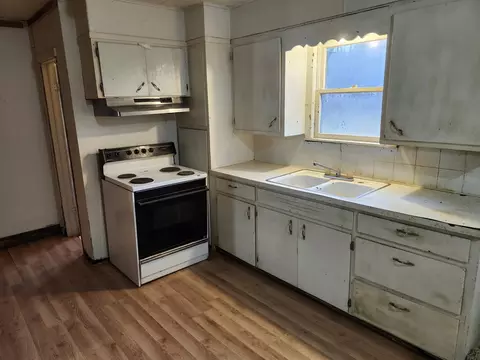 Kitchen - 8885 Park St, Birch Tree, MO 65438 photo 1 of 3