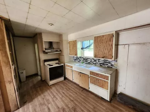 Kitchen - 8885 Park St, Birch Tree, MO 65438 photo 3 of 3
