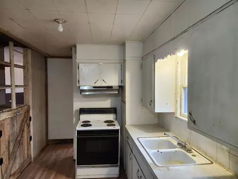 Kitchen - 8885 Park St, Birch Tree, MO 65438 photo 2 of 3