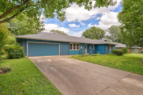 1321 E Walnut Lawn St, Springfield, MO 65804