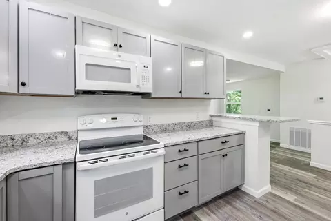Kitchen - 183 Allaman Dr, Forsyth, MO 65653 photo 4 of 5