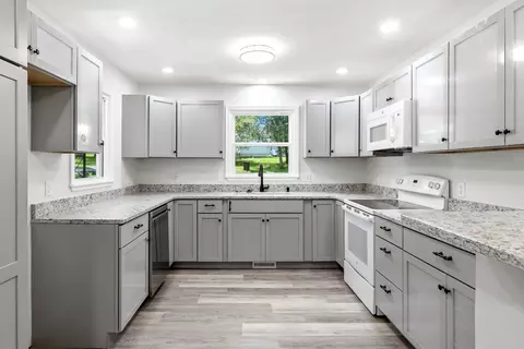 Kitchen - 183 Allaman Dr, Forsyth, MO 65653 photo 2 of 5