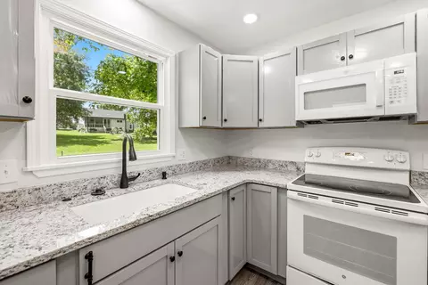 Kitchen - 183 Allaman Dr, Forsyth, MO 65653 photo 5 of 5