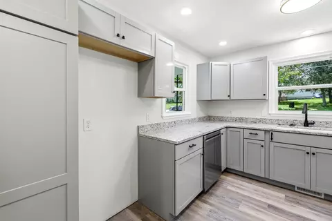 Kitchen - 183 Allaman Dr, Forsyth, MO 65653 photo 3 of 5