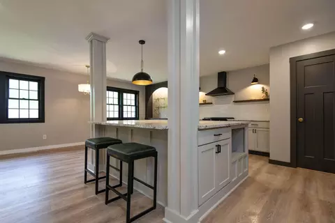 Kitchen - 2329 E Meadow Dr, Springfield, MO 65804 photo 4 of 11
