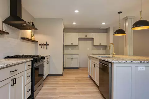Kitchen - 2329 E Meadow Dr, Springfield, MO 65804 photo 3 of 11