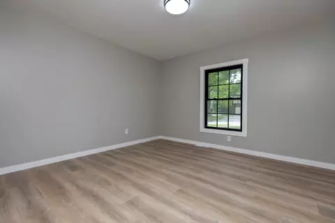 Bedroom - 2329 E Meadow Dr, Springfield, MO 65804 photo 2 of 2