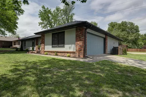 Exterior - 2329 E Meadow Dr, Springfield, MO 65804 photo 3 of 8