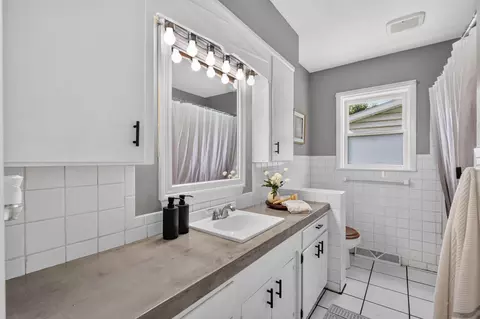 Bath - 2207 S Florence Ave, Springfield, MO 65807 photo 1 of 3
