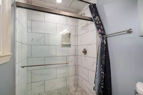 Bath - 721 E Westchester Ct, Springfield, MO 65810 photo 2 of 3