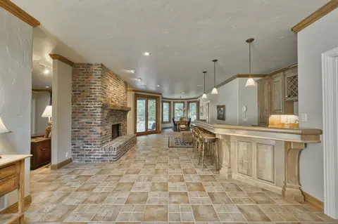 Living - 410 S Oaks Dr, Springfield, MO 65809 photo 11 of 15