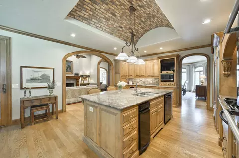 Kitchen - 410 S Oaks Dr, Springfield, MO 65809 photo 10 of 12