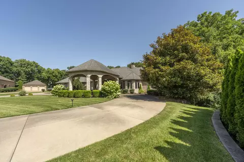 Exterior - 410 S Oaks Dr, Springfield, MO 65809 photo 4 of 25