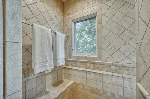 Bath - 410 S Oaks Dr, Springfield, MO 65809 photo 8 of 17