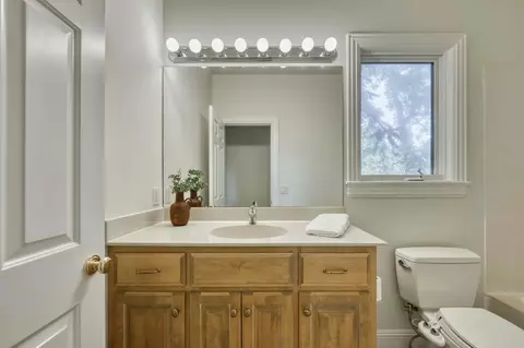 Bath - 410 S Oaks Dr, Springfield, MO 65809 photo 3 of 17