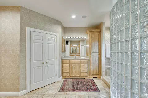 Bath - 410 S Oaks Dr, Springfield, MO 65809 photo 7 of 17