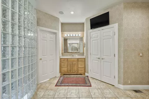 Bath - 410 S Oaks Dr, Springfield, MO 65809 photo 6 of 17
