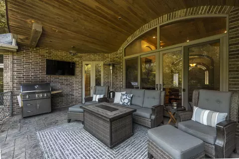 Exterior - 410 S Oaks Dr, Springfield, MO 65809 photo 10 of 25