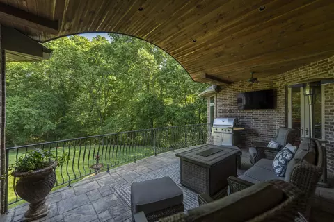 Exterior - 410 S Oaks Dr, Springfield, MO 65809 photo 9 of 25