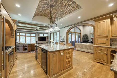 Kitchen - 410 S Oaks Dr, Springfield, MO 65809 photo 3 of 12