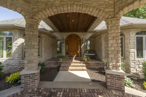 Exterior - 410 S Oaks Dr, Springfield, MO 65809 photo 1 of 25