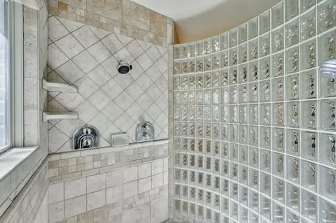 Bath - 410 S Oaks Dr, Springfield, MO 65809 photo 9 of 17