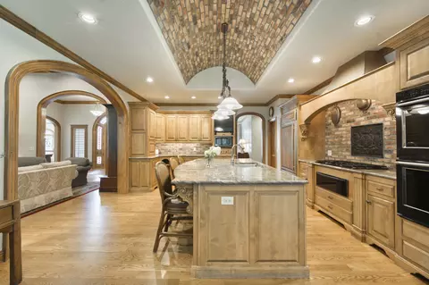 Kitchen - 410 S Oaks Dr, Springfield, MO 65809 photo 2 of 12