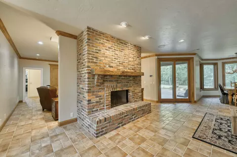 Living - 410 S Oaks Dr, Springfield, MO 65809 photo 12 of 15