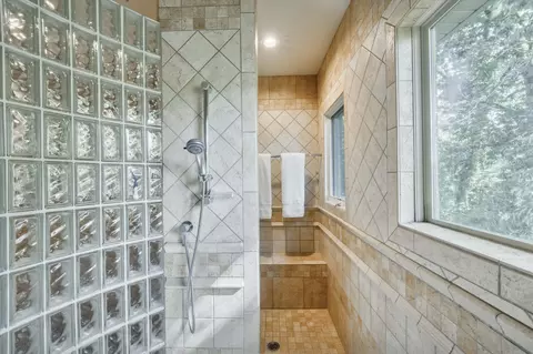 Bath - 410 S Oaks Dr, Springfield, MO 65809 photo 10 of 17