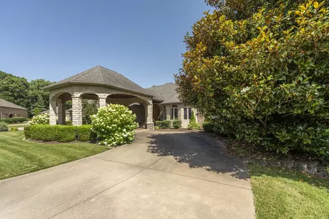 Exterior - 410 S Oaks Dr, Springfield, MO 65809 photo 5 of 25