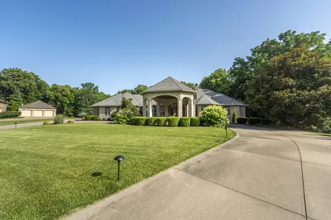 Exterior - 410 S Oaks Dr, Springfield, MO 65809 photo 6 of 25
